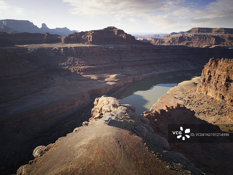 一名男子在摩押探索道路的尽头图片素材