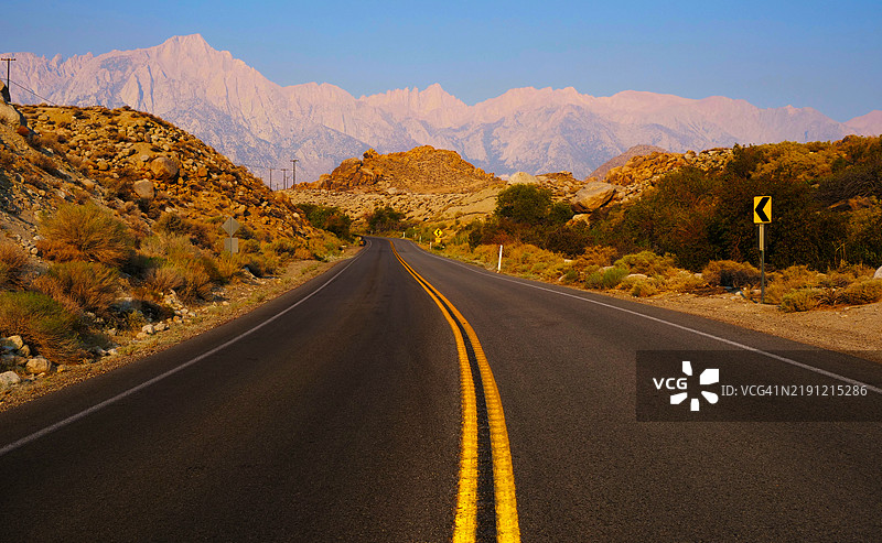 通往山脉的空旷道路，孤松，加利福尼亚州，美国图片素材