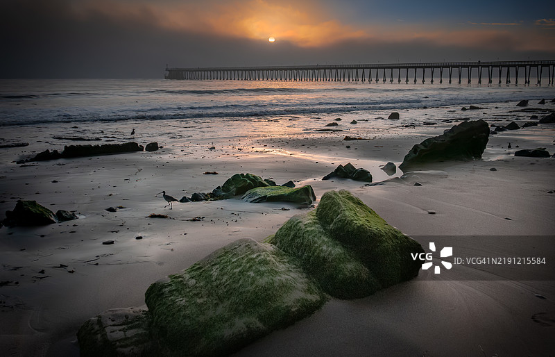 加利福尼亚州戈莱塔日落时分海洋与天空的美丽景色图片素材