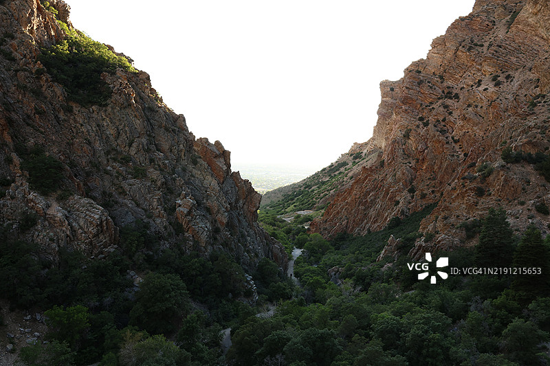 清澈天空下的岩石山脉美景，犹他州普罗沃，美国图片素材