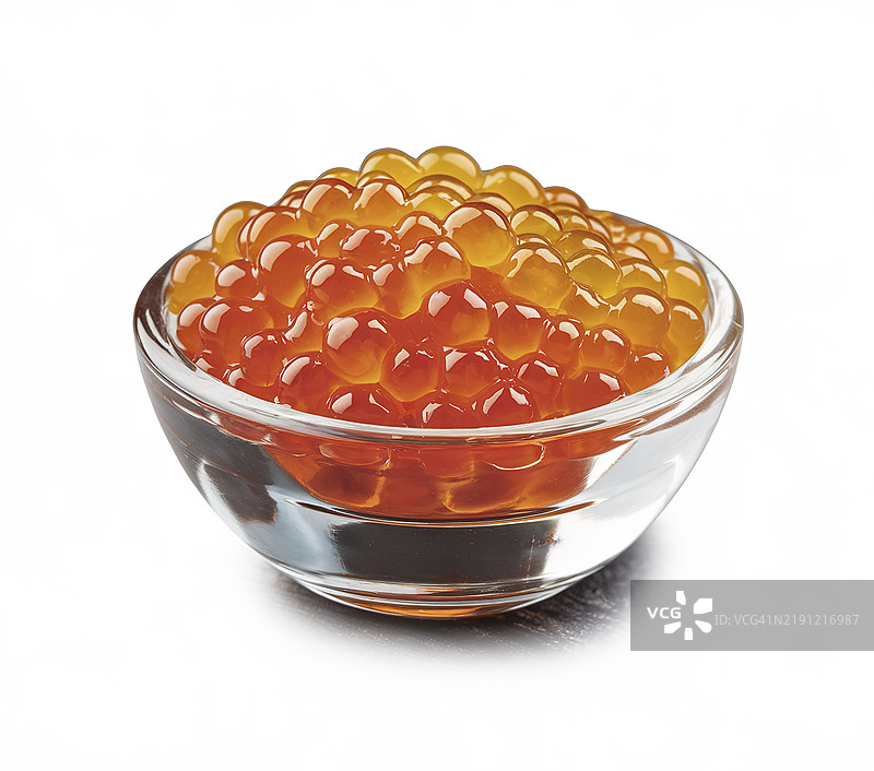 白色背景下的玻璃碗中的红鱼子酱图片素材