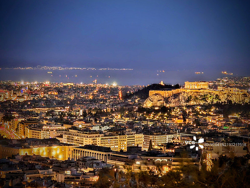 夜间高角度俯瞰灯光璀璨的城市建筑图片素材