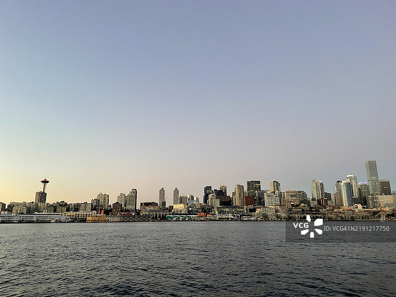 城市建筑在晴朗天空下的景观，西雅图，华盛顿州，美国图片素材