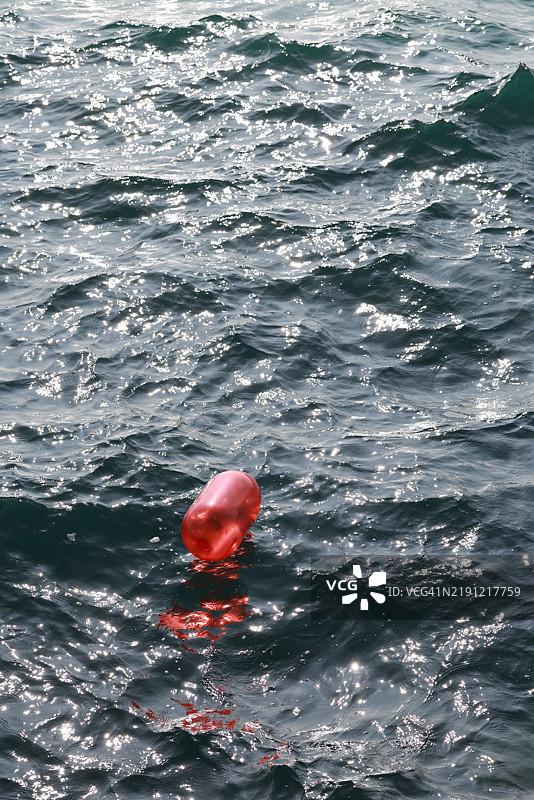 海中浮标的高角度视图图片素材