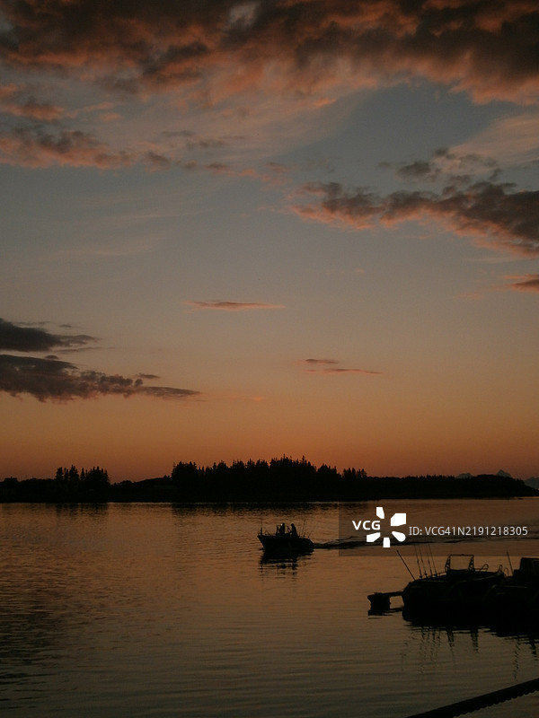挪威诺德斯科特湖上日落时分的船只剪影图片素材