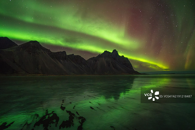 夜晚海面与天空的美丽景色图片素材