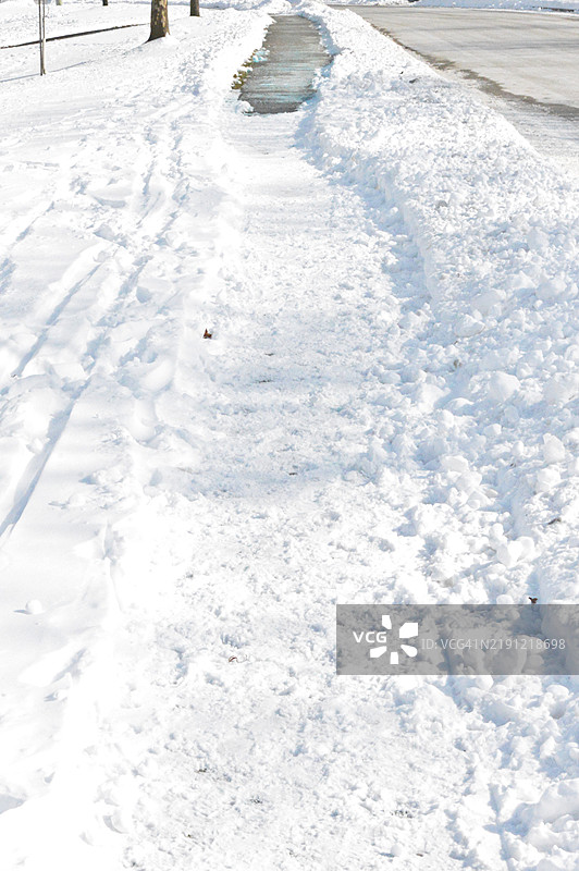 被雪覆盖的人行道图片素材