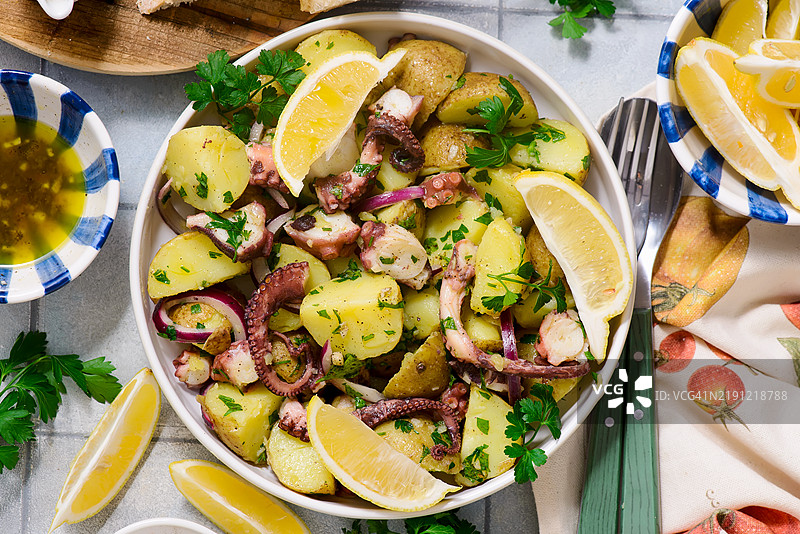 从上方直接拍摄的盘子里的沙拉放在桌子上图片素材