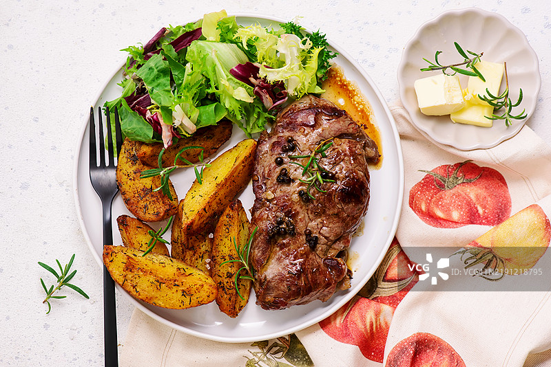 桌子上盘子里的食物俯视图，乌克兰图片素材