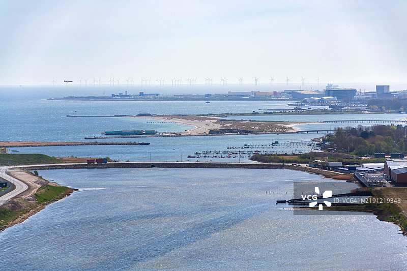 哥本哈根海岸城市天际线，背景有阿美尔海滩公园、机场和风电场，阳光明媚的春天，丹麦图片素材