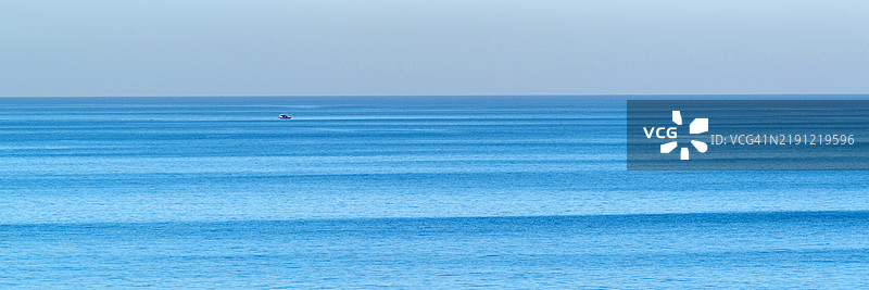 清澈天空下的海洋美景图片素材