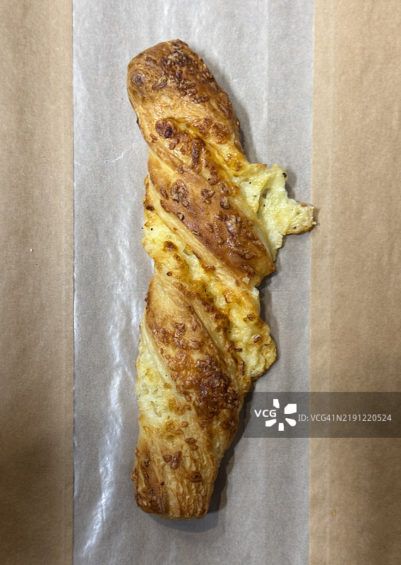 特写的奶酪扭曲酥皮点心图片素材