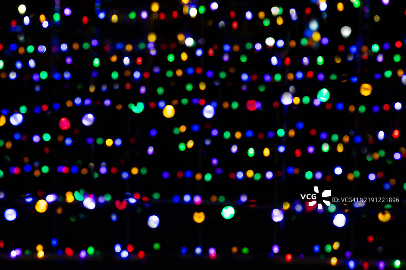 黑暗中的五彩斑斓的散景灯光图片素材