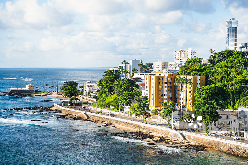 巴西萨尔瓦多，巴伊亚，建筑旁的海景与天空相映成趣图片素材