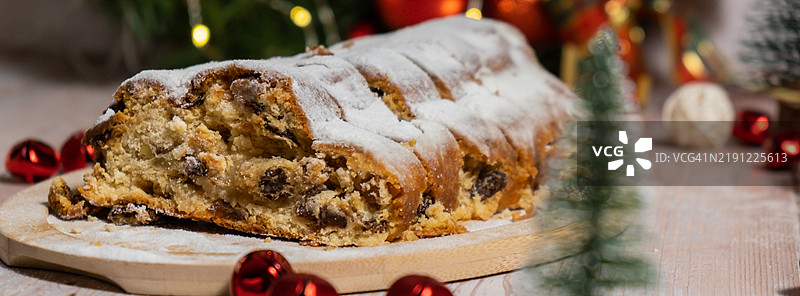 自制圣诞传统蛋糕派，配有马尔济潘坚果和图片素材