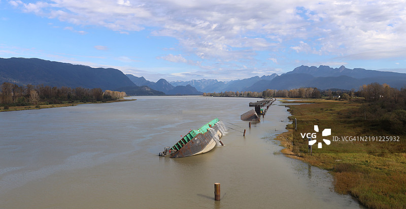 驳船在宁静的山间河流中沉没图片素材