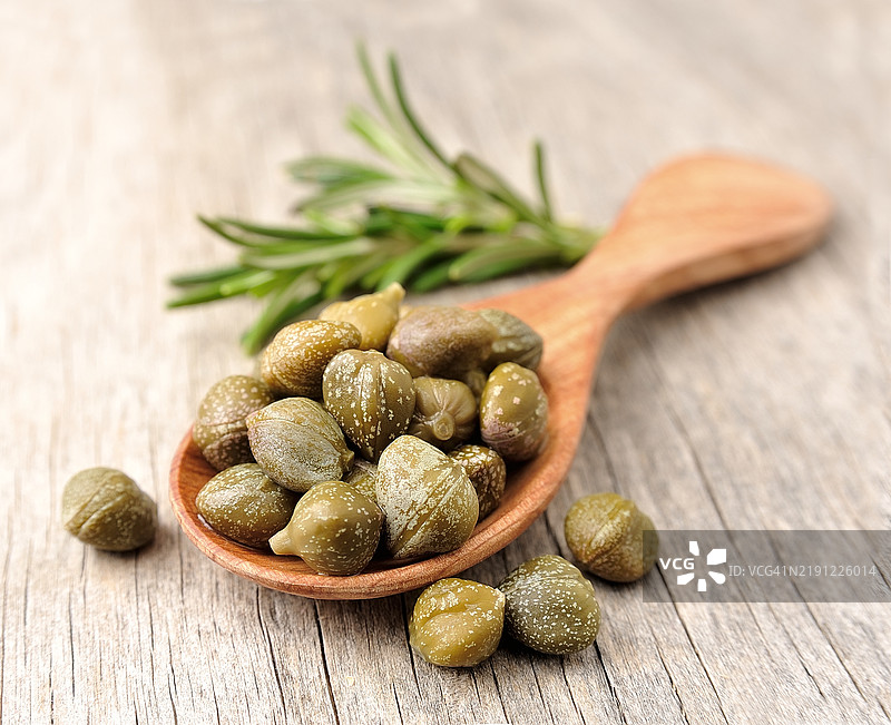 桌子上木勺里的食物特写图片素材