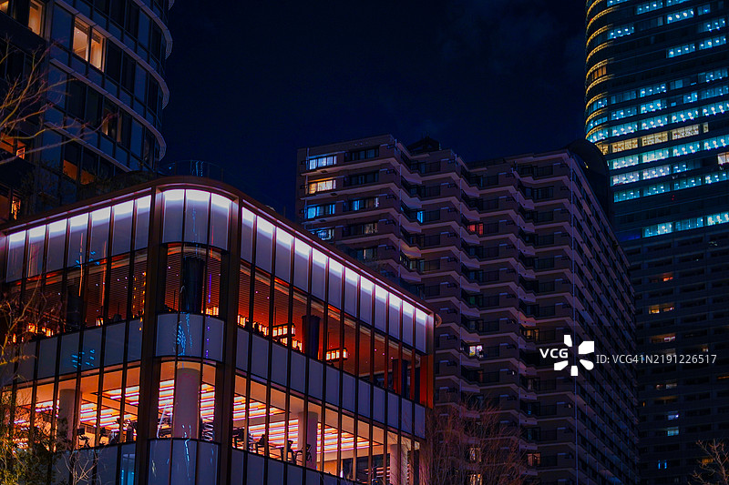 夜晚摩天大楼的灯光图片素材