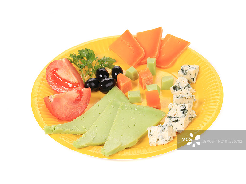 各种类型的奶酪放在黄色盘子上图片素材