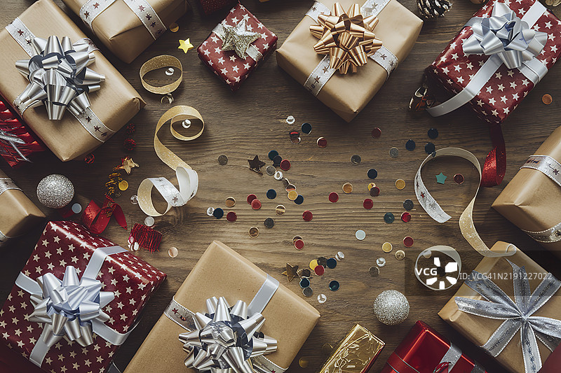一张节日装饰的包裹礼物的照片图片素材
