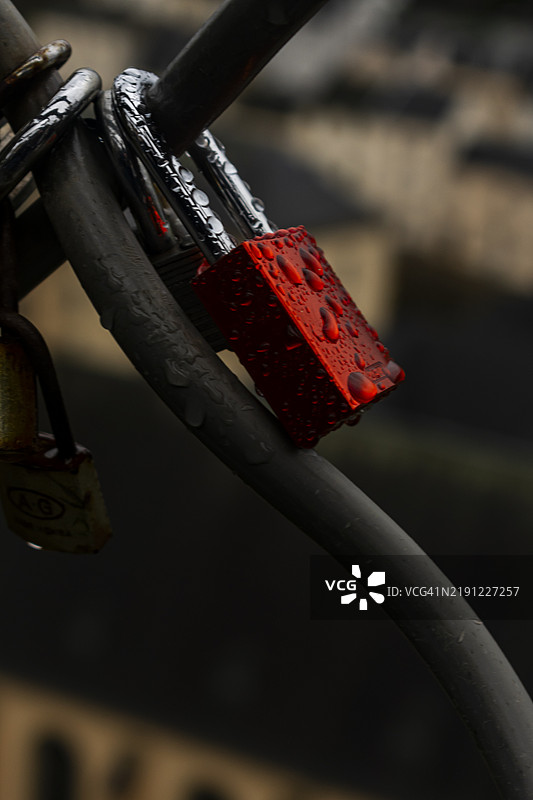 卢森堡栏杆上的挂锁特写图片素材