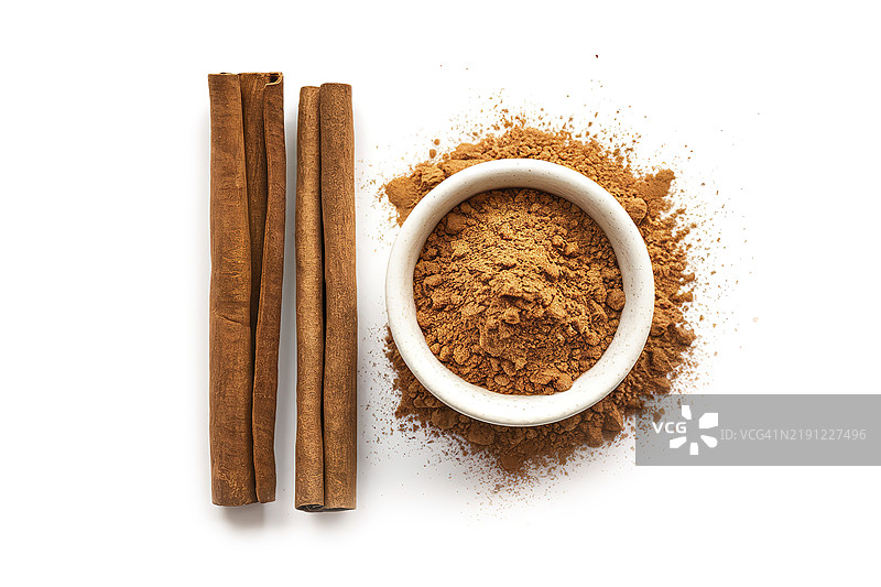肉桂棒和肉桂粉在白色背景上隔离展示图片素材