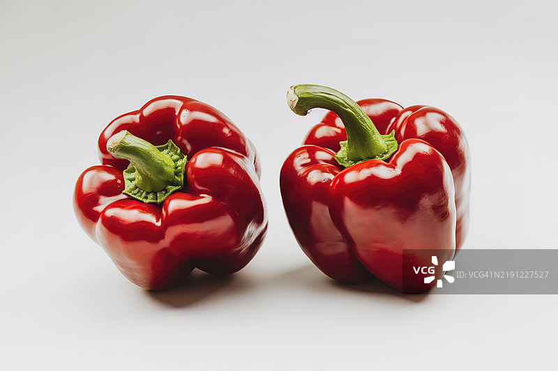 两个红椒孤立在白色背景上图片素材