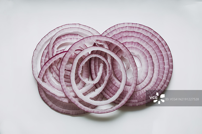 薄切红洋葱放在白色背景上图片素材