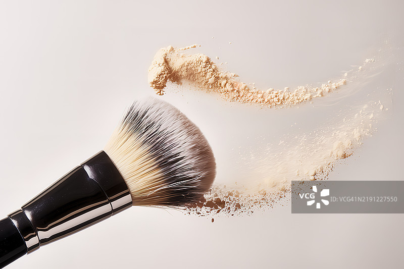 一支带有光泽黑色手柄和柔软纤维刷头的粉状化妆刷特写镜头图片素材