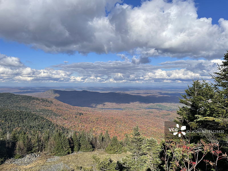 魁北克省奥尔福德的天空下风景如画的景观图片素材
