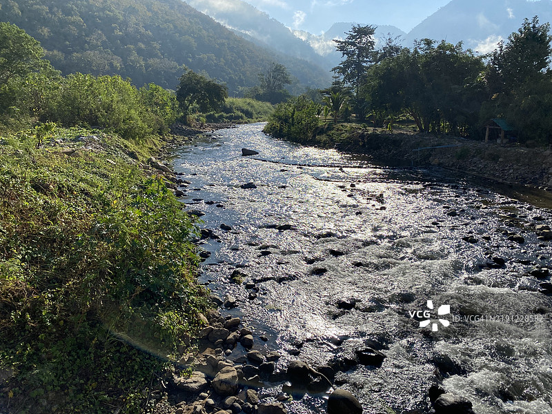 河流穿过岩石的美丽景观图片素材