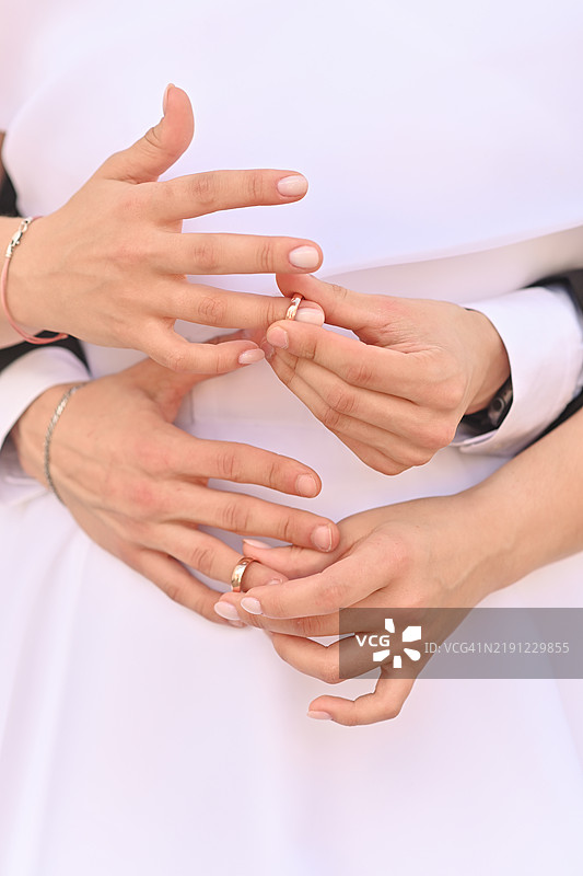 新娘和新郎为彼此戴上婚戒图片素材