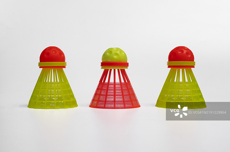 三只用于玩跨羽毛球的羽毛球在白色背景上图片素材