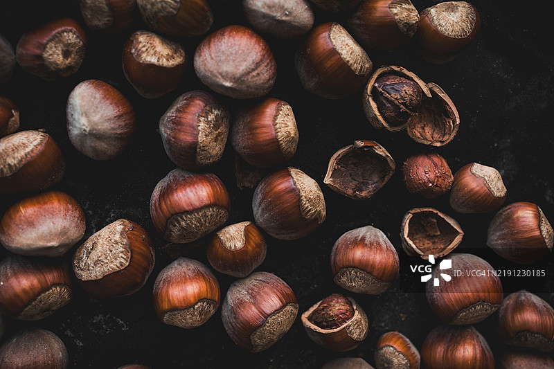 新鲜的榛子，带有纹理的外壳，捕捉到温暖的秋季色调，西班牙图片素材