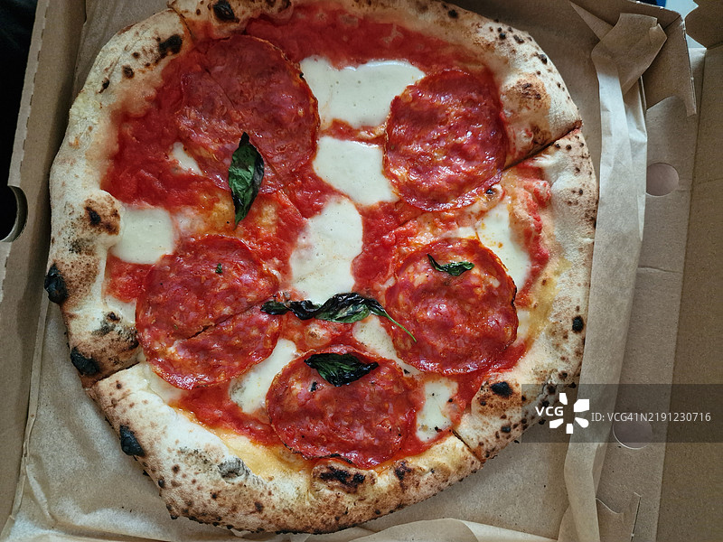 高角度视图的意大利辣味披萨，立陶宛维尔纽斯县图片素材