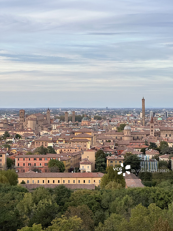 博洛尼亚市的全景，夕阳下的阿西内利塔，艾米利亚-罗马涅，意大利图片素材