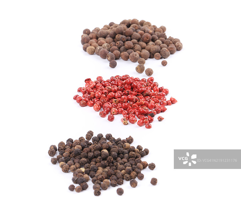 白色背景上的烘焙咖啡豆特写图片素材