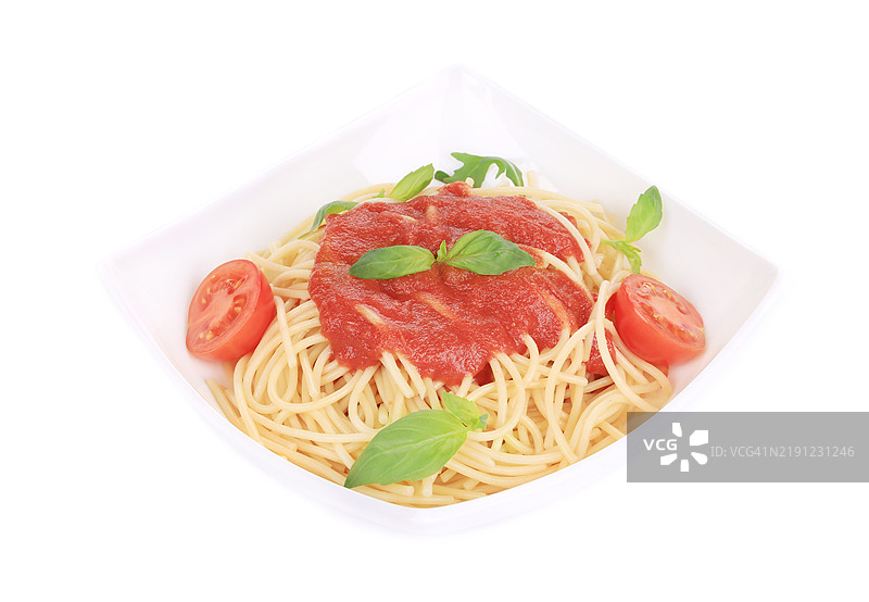 白色背景下盘子里的意大利面特写图片素材