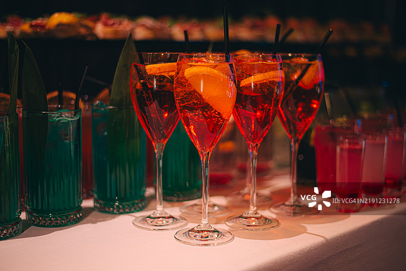 冰镇的鸡尾酒，配以迷迭香装饰，整齐地摆放在自助餐上。图片素材