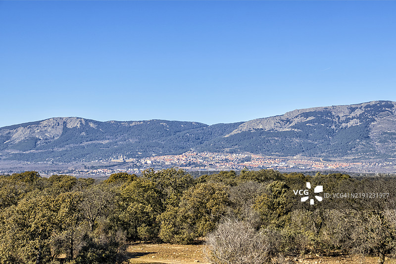 清澈蓝天下的风景如画的景观图片素材