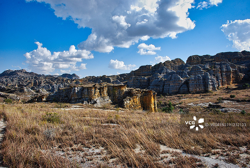 它的边缘如此锋利，以至于威胁到撕裂平凡，并将我们与我们误认为现实的东西割裂开来。图片素材
