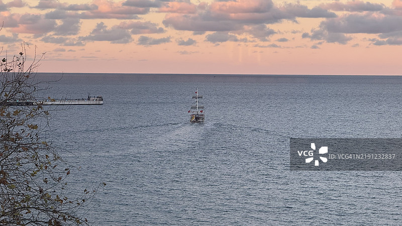 土耳其奥尔杜市中心橙色天空下的海景图片素材