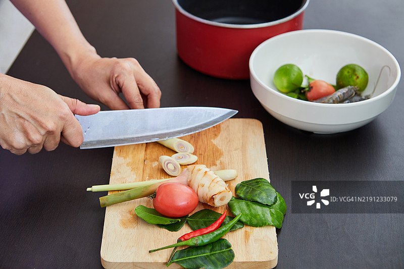厨房中切割香茅的女性中部特写图片素材
