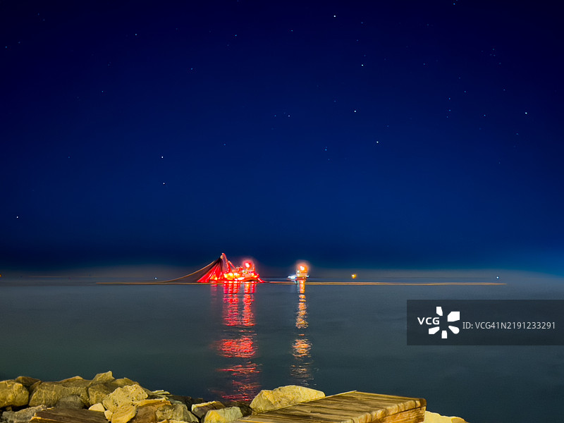 土耳其奥尔杜的佩尔森贝夜晚静谧的倒影图片素材
