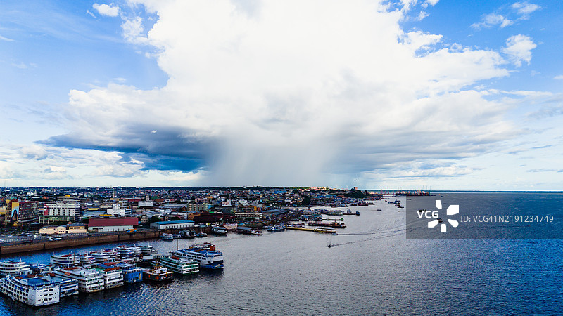 巴西，亚马逊，马瑙斯 高角度视图，停靠在港口的船只与天空相映，亚马逊州图片素材