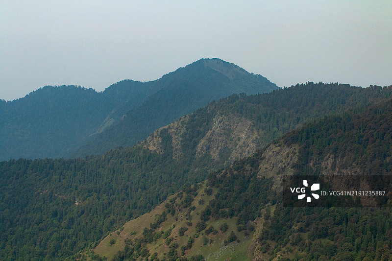 清澈天空下的山脉美景图片素材