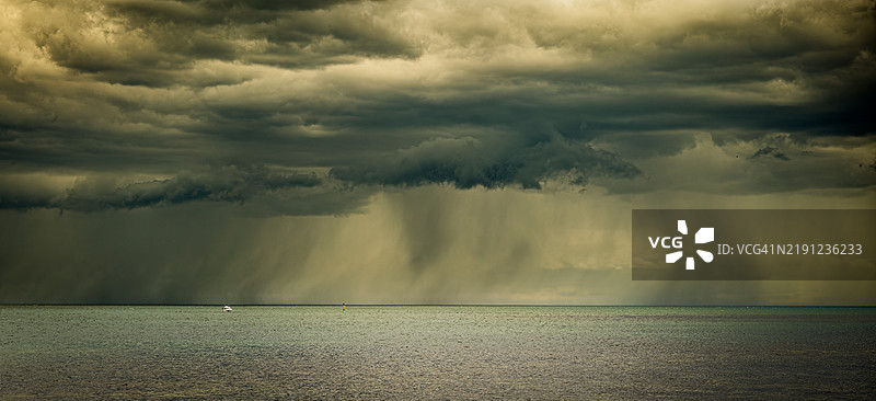 澳大利亚维多利亚州墨尔本威廉斯镇上空的戏剧性天空与海洋图片素材