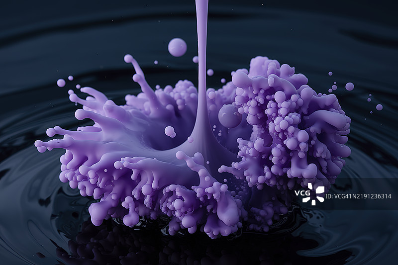 紫色墨水滴入深色水性介质的迷人场景图片素材