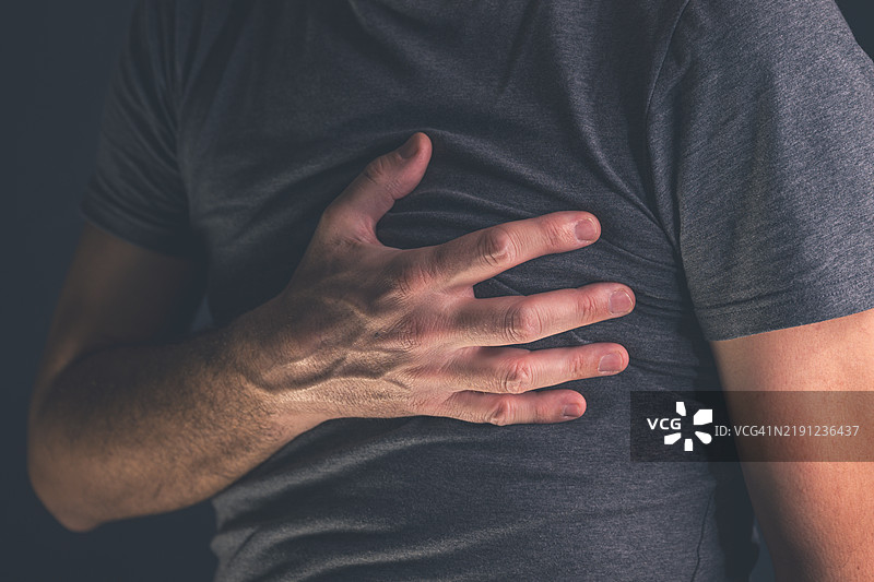 胸痛与心脏病发作的概念图片素材