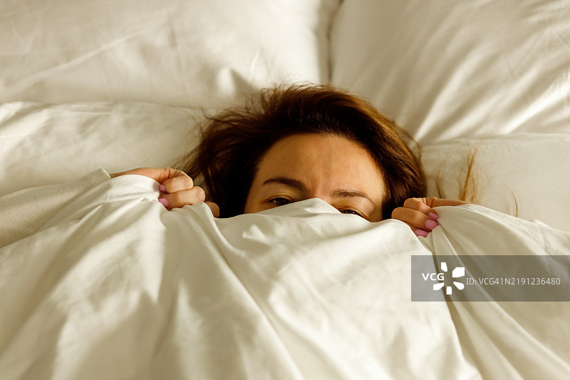 高角度视图的女人在家中床上睡觉图片素材